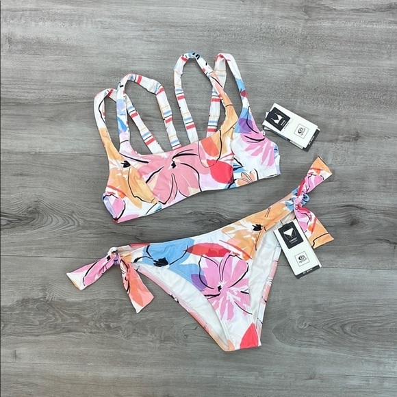☀️RIP CURL☀️ BLOSSOM REVERSIBLE CROP BLOSSOM TIE SIDE CHEEKY BIKINI SET - Picture 2 of 16